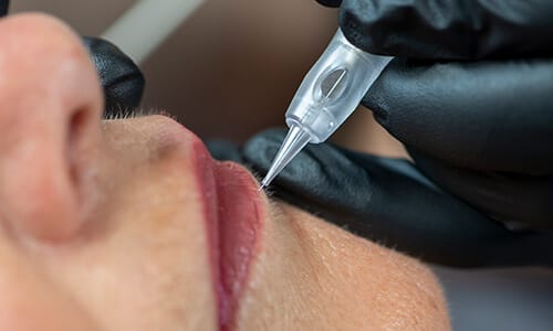Aanbrengen van permanente make-up lipliner tijdens de behandeling
